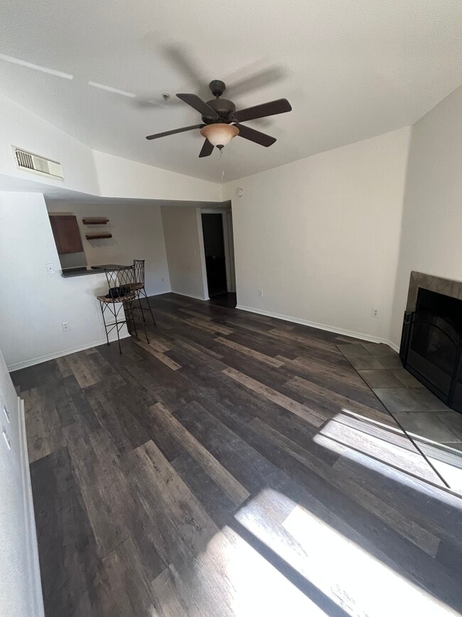 Foto del edificio - 1385 W University Ave