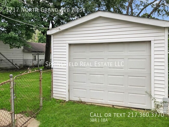 Building Photo - Cozy 3 Bed, 1 Bath Home with Main Floor La...