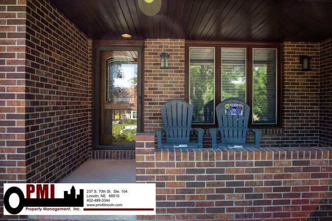 Foto del edificio - 3 Bedroom and 2 bathroom Colonial Hills House for rent!