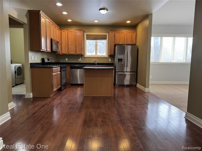 Building Photo - 1030 Oakwood Dr