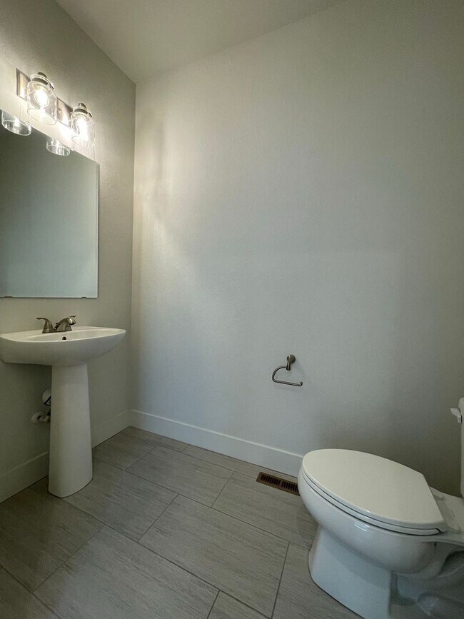 Foto del edificio - 3 BED/3 BATH TOWNHOME AVAILABLE NOW!