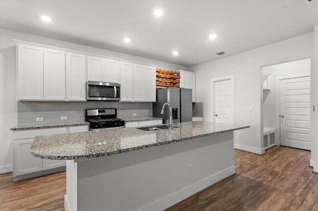 Foto del edificio - 7106 Silver Star Ln