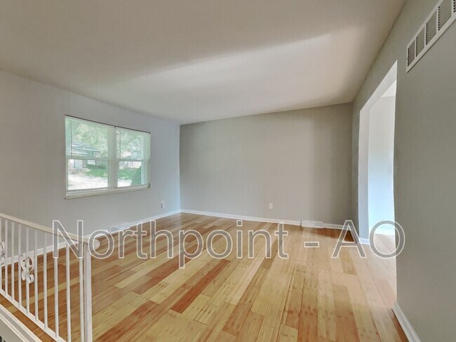 Building Photo - 1105 NW Canterbury Rd