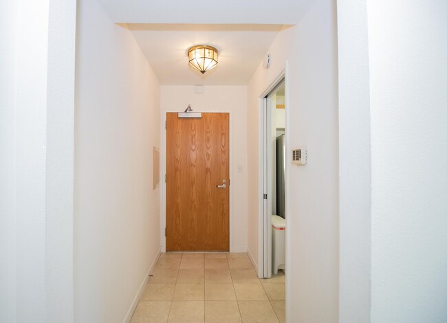 Foto del edificio - Bright, Fresh and Spacious 1 Bedroom For R...