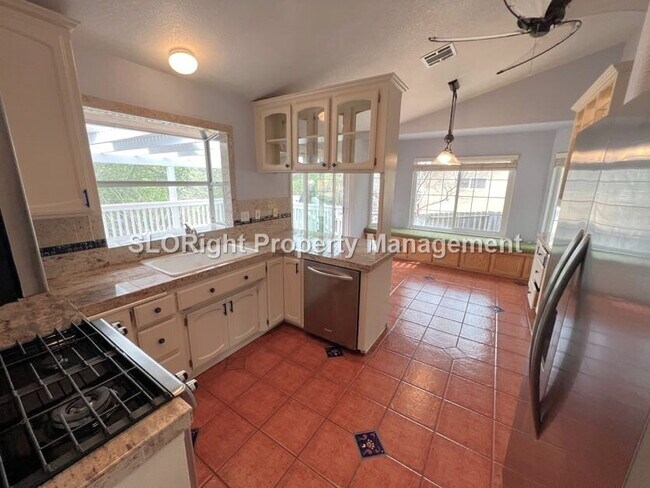 Building Photo - AVAILABLE OCTOBER - Lovely Paso Robles Home - 3 Bed / 2.5 Bath