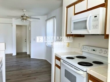 Foto del edificio - Cozy 1-bedroom Chelsea condo near South Coast Plaza with Attached Garage