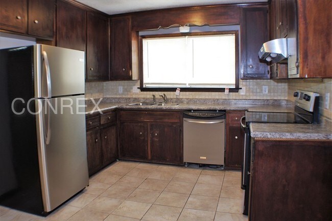 Building Photo - Spring Valley Special