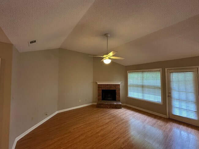 Foto del edificio - Newly Painted Cordova Home Off Autumn Cree...
