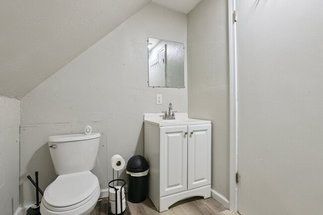 Share a bathroom with one other room - 136 Shelton Ave