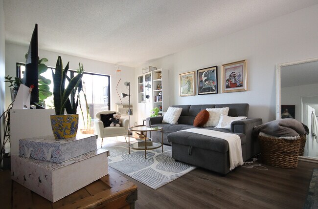 Photo du bâtiment - Spacious One Bedroom For Rent