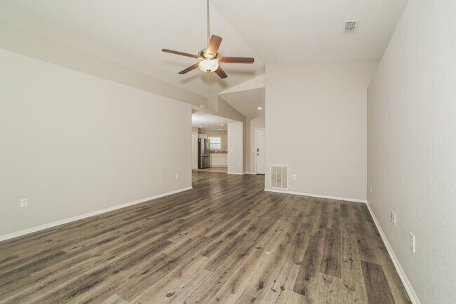Foto del edificio - 8179 Woodvine Cir