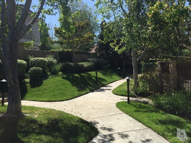 Foto del edificio - 71 Greenmeadow Dr