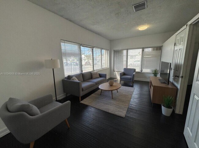 Foto del edificio - 8140 Crespi Blvd