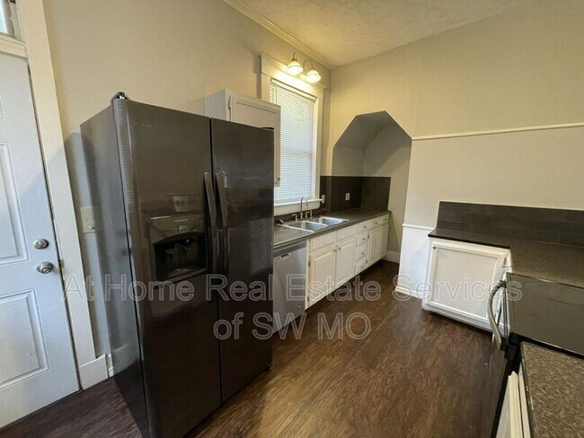 Building Photo - 1301 E Elm St