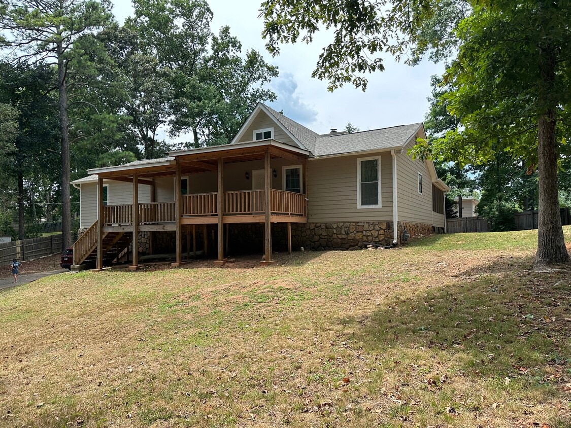 Primary Photo - 147 W Putnam Ferry Rd