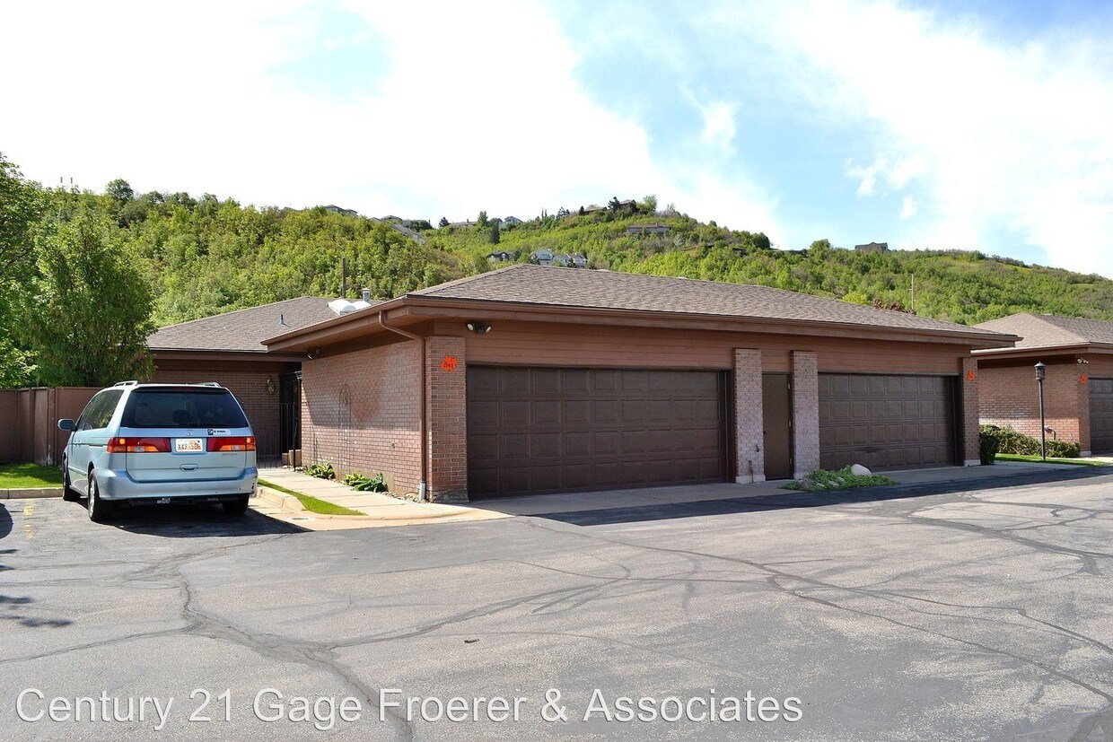 Primary Photo - 2143 Ridgewood Way