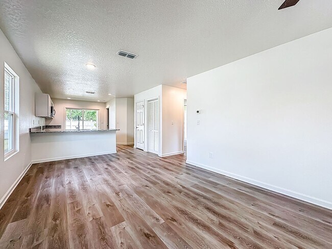 Foto del edificio - 2025 NEW Built 3 BR 2 BA homew convenient ...