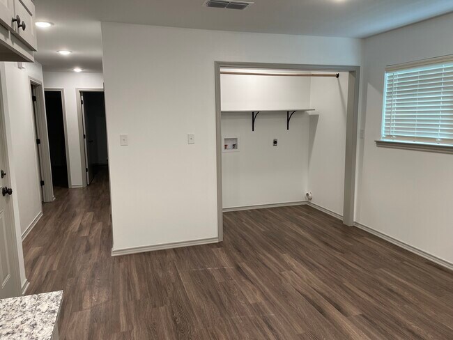 Building Photo - 2925 Greenhills Dr