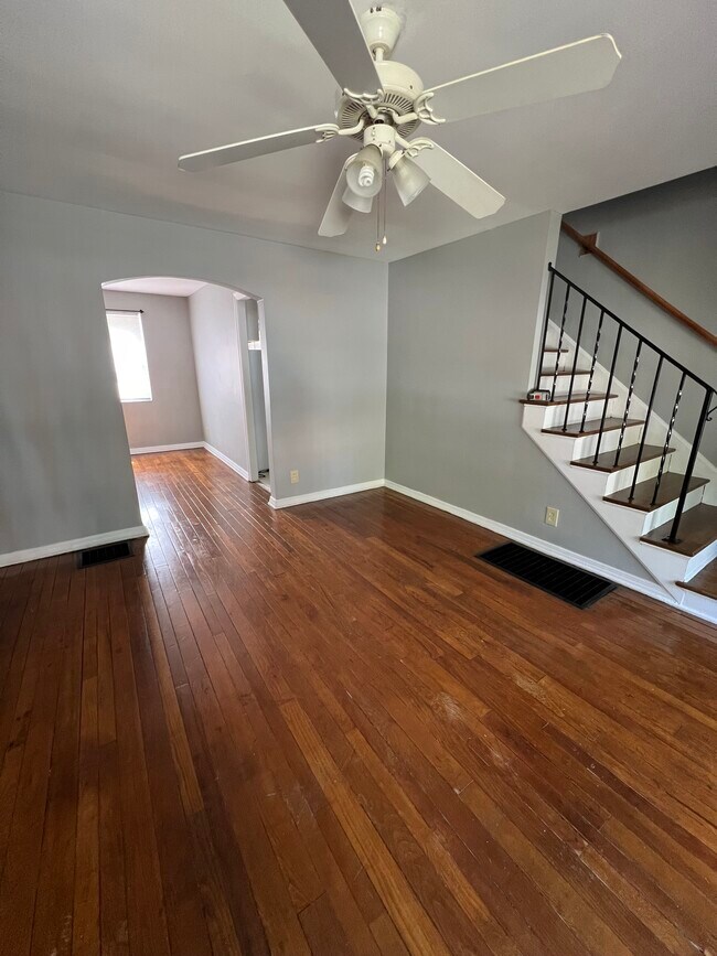 Building Photo - 5 E Riverglen Dr
