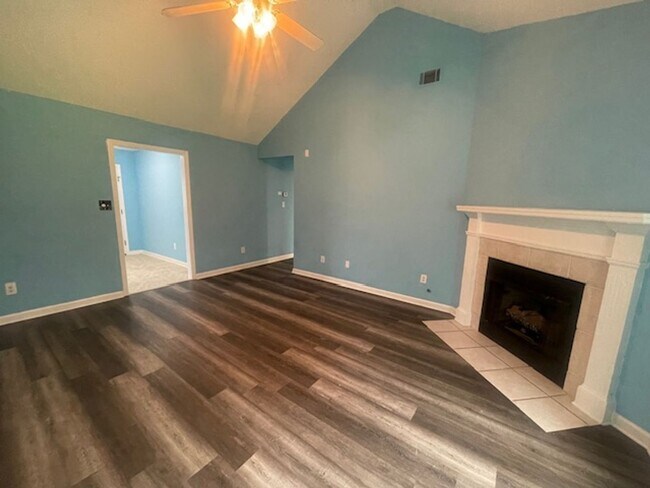 Foto del edificio - 4723 Laural Oak Dr