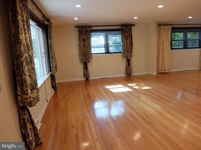 Building Photo - 12 Shady Brook Ln