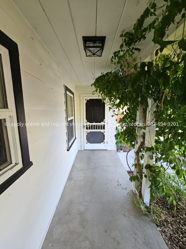 Building Photo - Downtown 2 Bedroom Duplex with Personal Yard