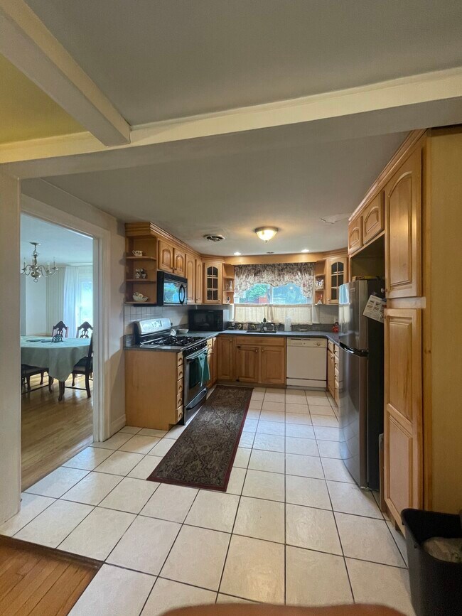 Building Photo - 632 W Roxbury Pkwy