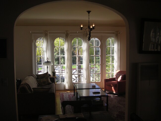 Foto del edificio - 2260 N Beachwood Dr