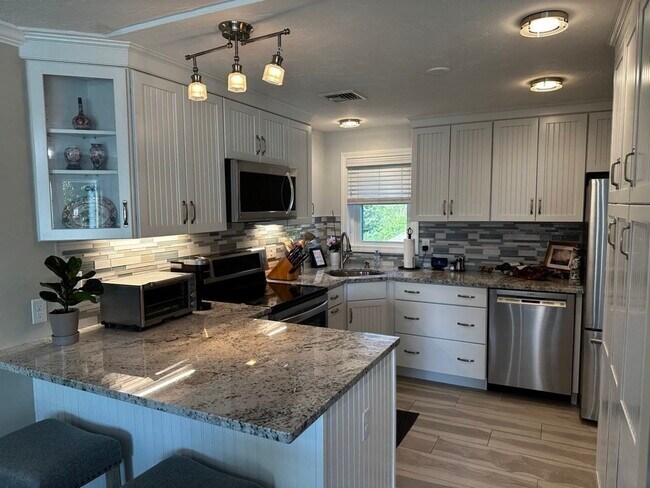 Building Photo - 615 White Cliffs Dr