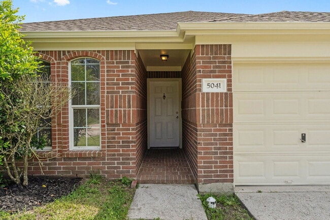 Building Photo - 5041 Willow Point Dr