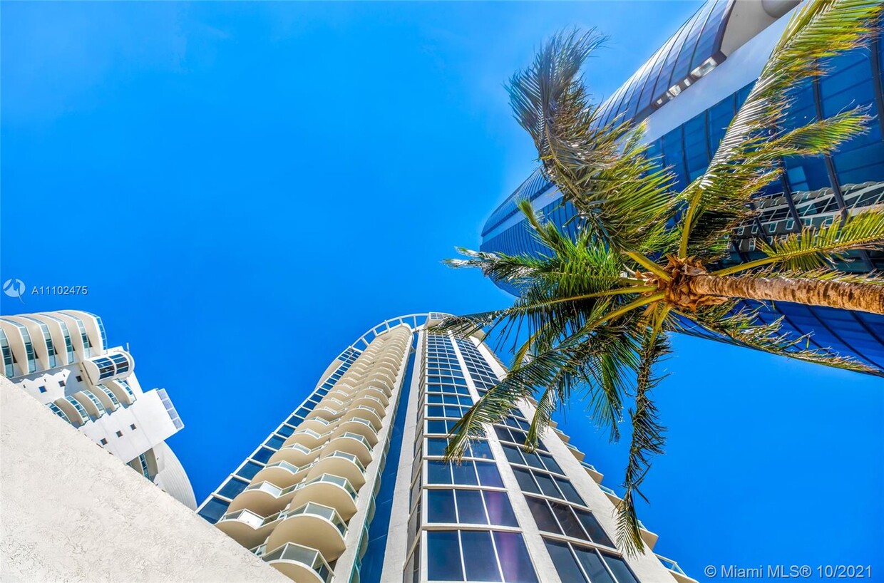 Foto principal - 18671 Collins Ave