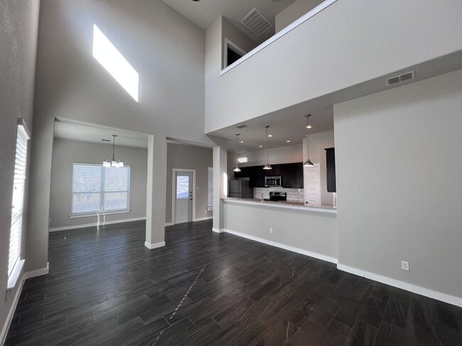 Building Photo - Beautiful Townhouse in New Braunfels!