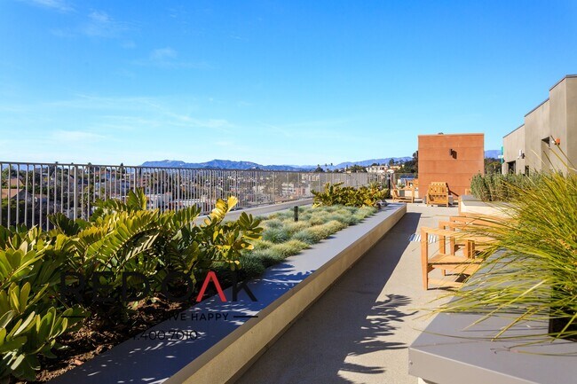 Foto del edificio - 1011-1013 Everett St-B-213