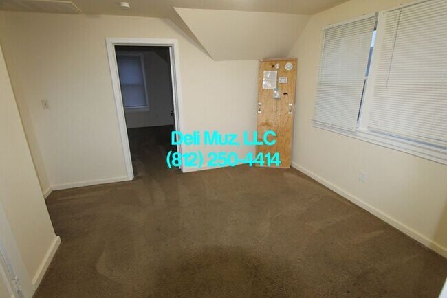 Building Photo - We Pay Water! Great Price on a 1 Bed, 1 Ba...