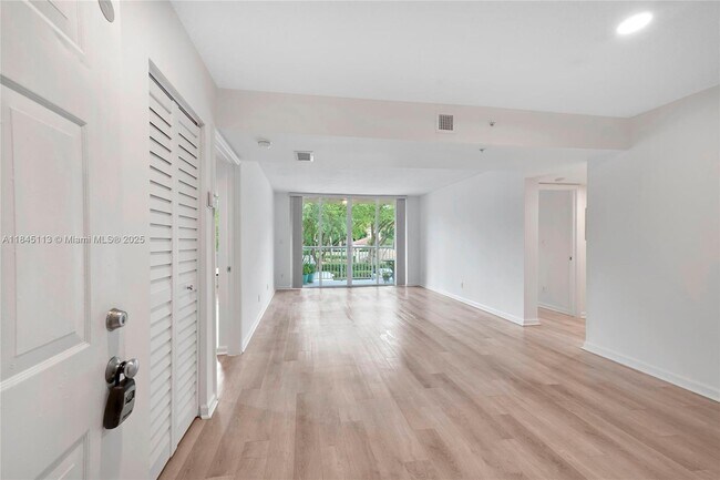 Foto del edificio - 649 E Sheridan St