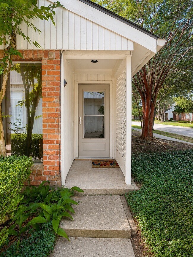 Foto del edificio - 7854 Green Lawn Dr