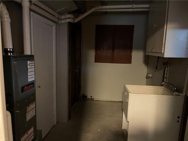 Building Photo - 5527 Brightwood Rd