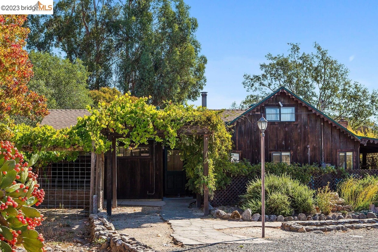 Primary Photo - 1638 Lovall Valley Rd