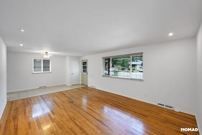 Building Photo - Spacious 4BR House in Denver