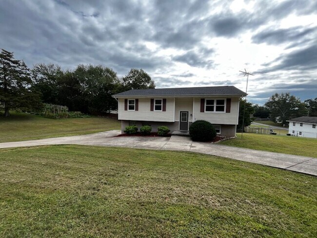 Foto del edificio - 4 Bedroom 2.5 Bath House with Garage and B...