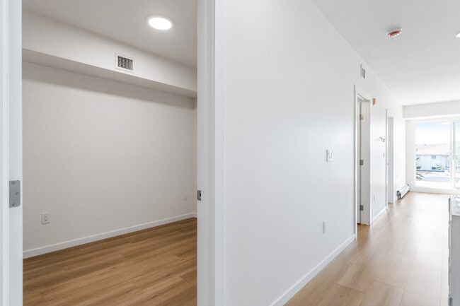 Building Photo - 10830-10114 114 St NW