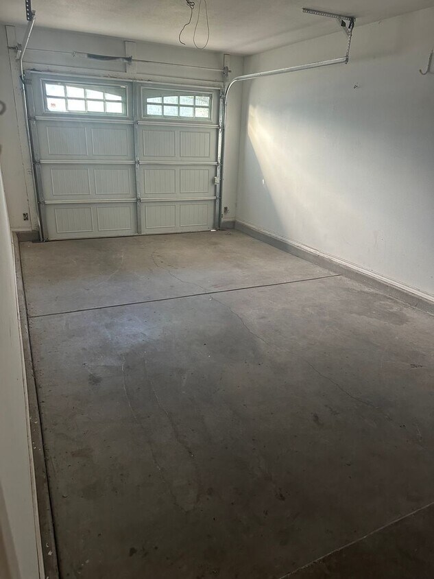 Primary Photo - 4 bed 2 bath 1 car garage on Flint Avenue!