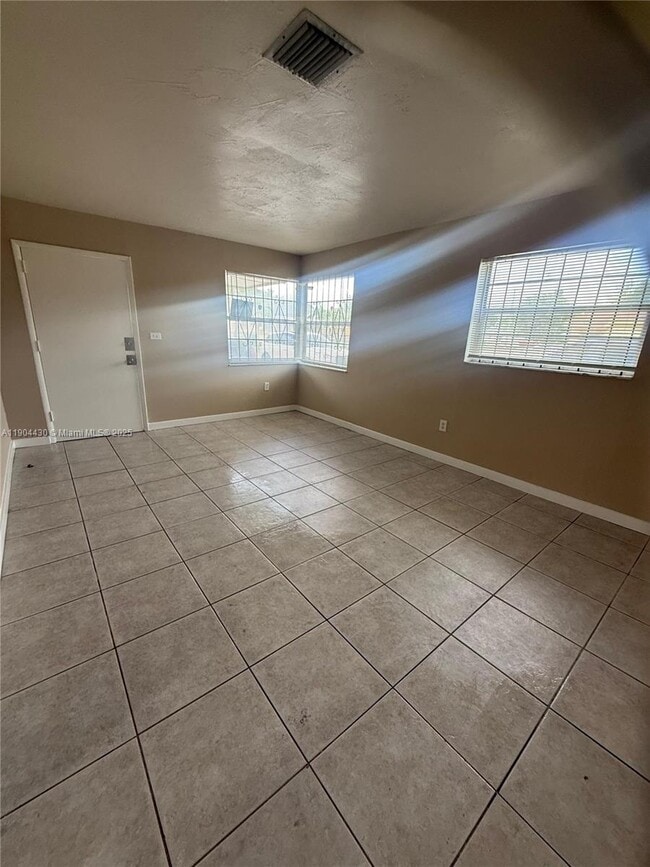 Foto del edificio - 2456 NW 82nd St