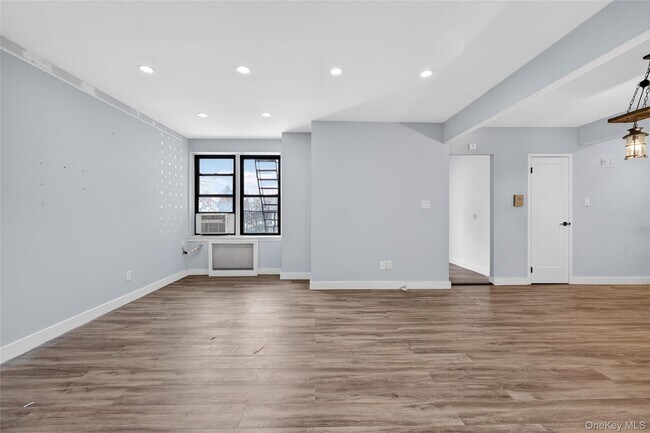 Foto del edificio - 170-06 Crocheron Ave