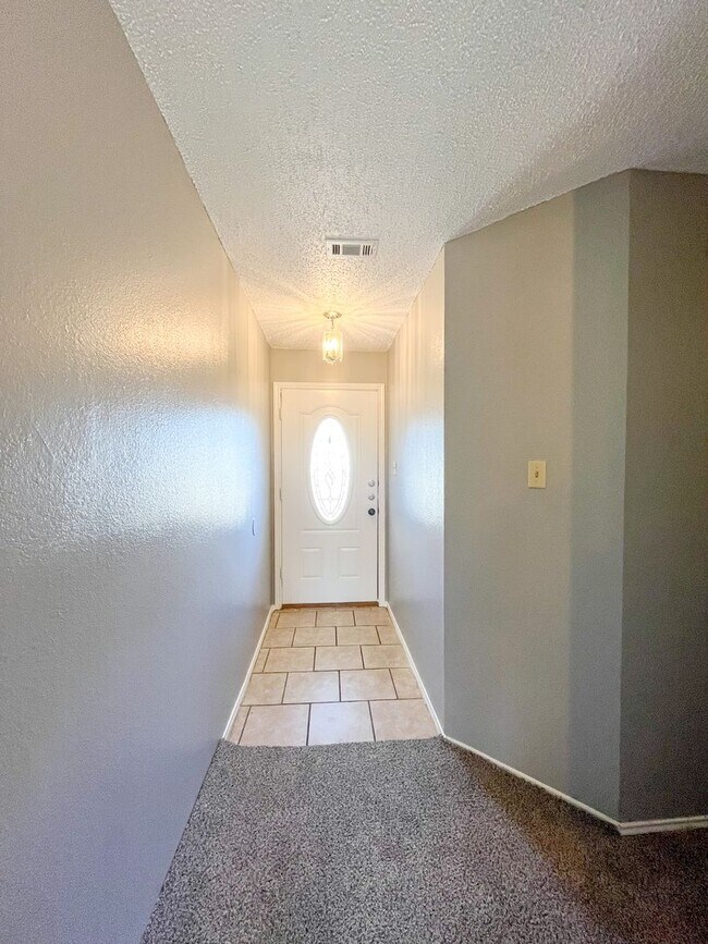 Foto del edificio - Beautiful 4 bedroom, 2 bathroom home with ...