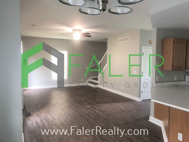 Building Photo - Show-stopping rental available - Lots of S...