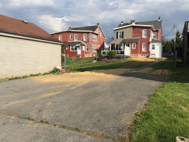 Foto del edificio - Just renovated 3 bed 2 bath home in emmaus.