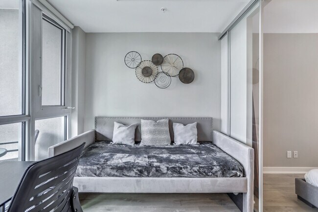 Building Photo - 203 Queen St W