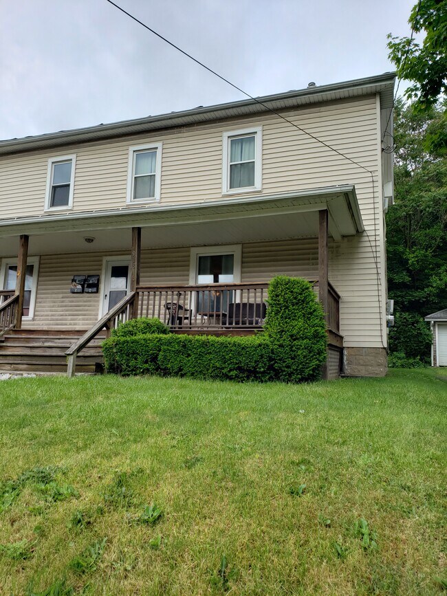 Front - 918 N Mantua St