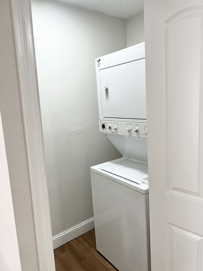 Building Photo - NEWLY RENOVATED SINGLE LEVEL 3 BEDROOM UNI...